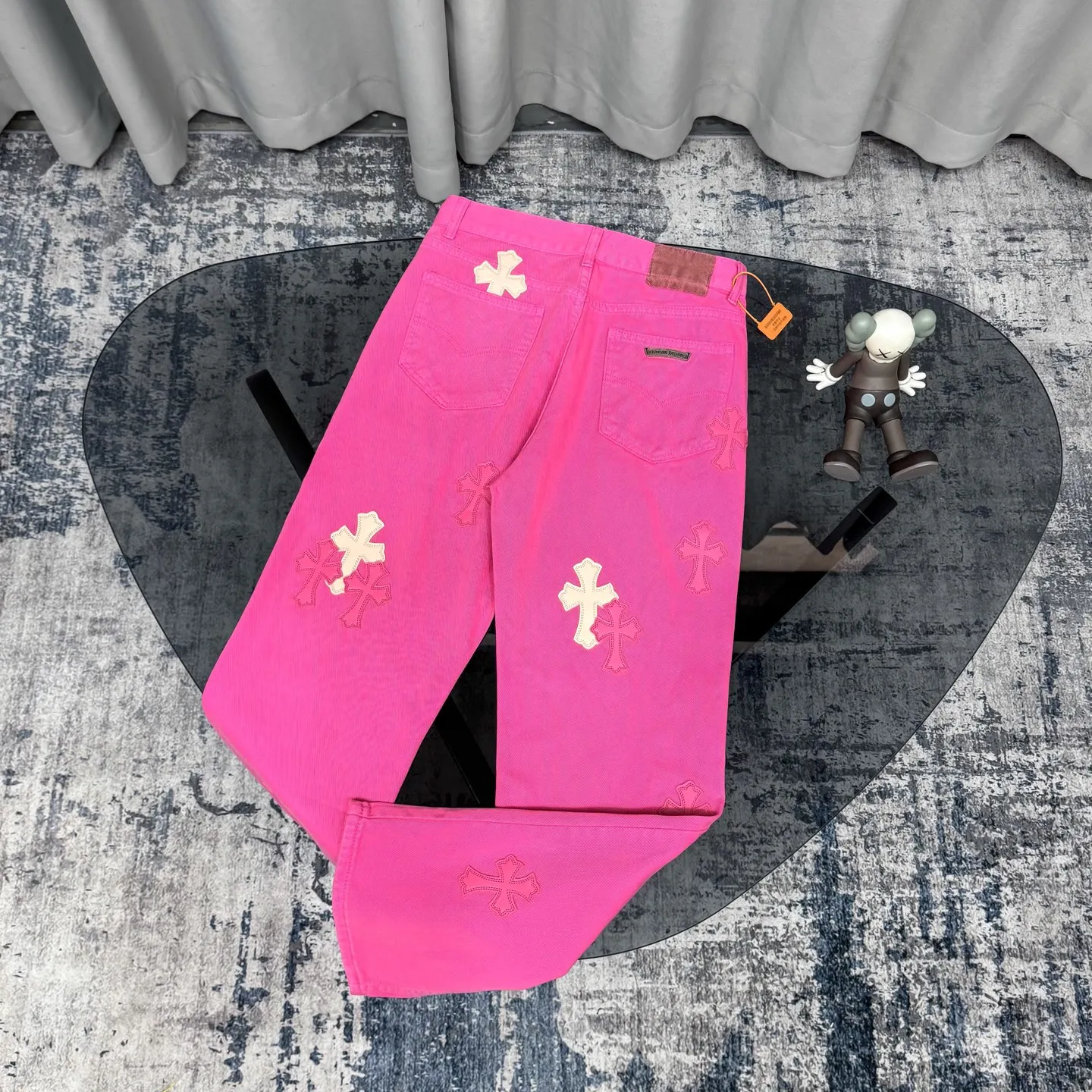 P260 Chrome hearts｜ch Chrome Hearts Limited Barbie Pink Leather Jeans for Girls - Charming dopamine personalized jeans, indispensable for fashionistas, the same model for celebrities, and one touted by many bloggers. This new pair of pants is perfect in terms of shape and upper body. It is no exaggeration to say that making a pair of jeans is equivalent to making 20 short-sleeved pieces. The fabric is made of high-quality imported denim. It has a unique high-end texture. I am very satisfied with it after washing and proofing several times.  Color: Barbie Pink Size: 28/30/32/34 Waist: 74/76/78/80 Pants Length: 101/102/103/104